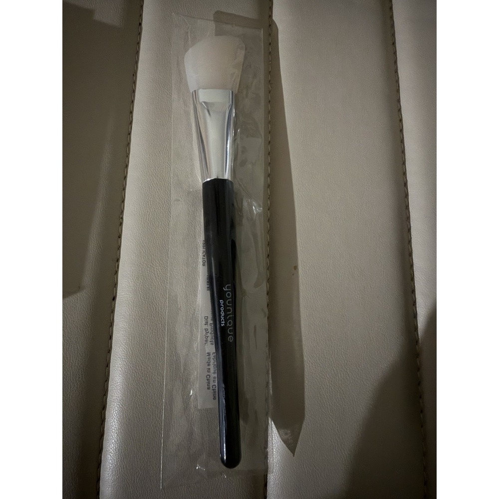 YOUNIQUE MASK APPLICATOR BRUSH NEW IN BAG